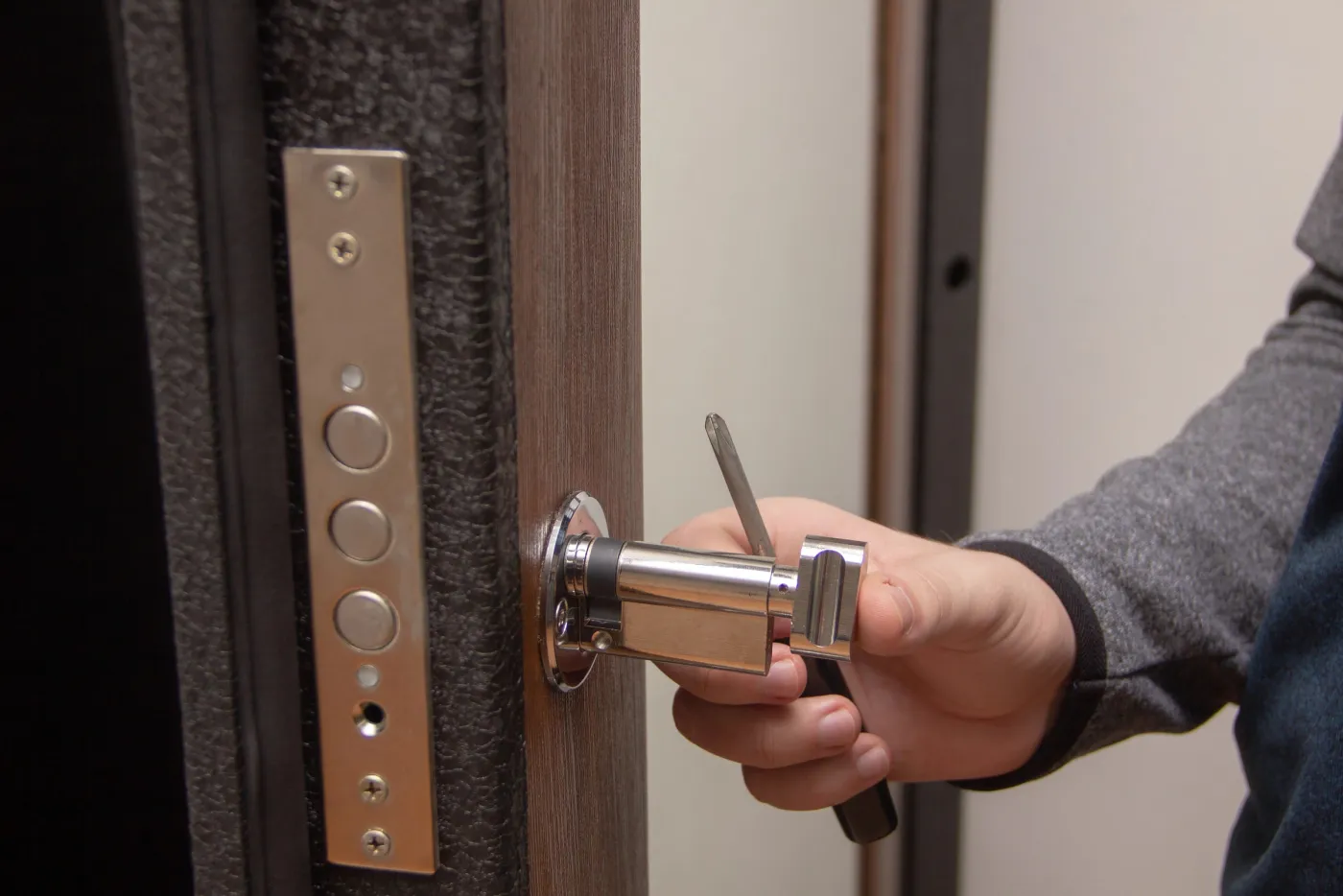 Cylindre et serrure multipoints posés avec soin sur une porte à Mantes-la-Jolie (78200)